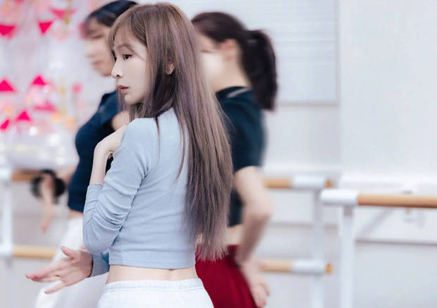 王心凌侧颜精致，美貌养眼。