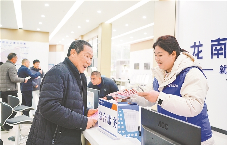 龙南市就业部门聚焦“5060”人员就业问题,从群众“需求端”和企业“供给侧”双向发力,实现精准供需对接。通讯员李林烜摄