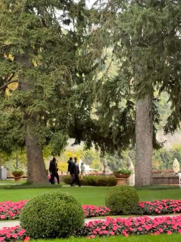 搜狐娱乐讯 24日，有网友晒出偶遇王心凌、吴克群一起外出就餐的照片。几日前两人被扒出很多同款，还多次一起出游，传出绯闻。