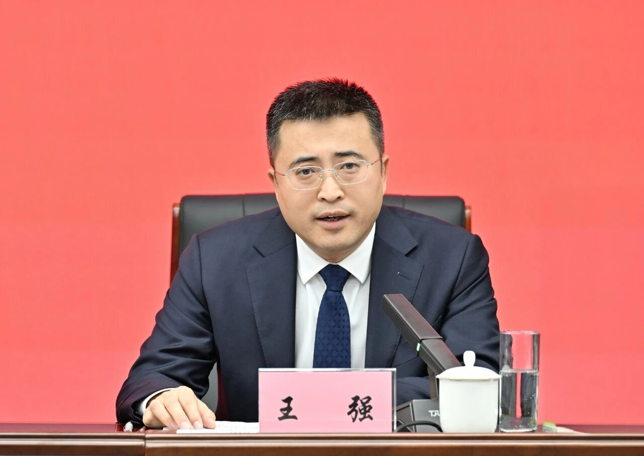 吉林省委政研室主任王强介绍情况。图片来源:吉林发布