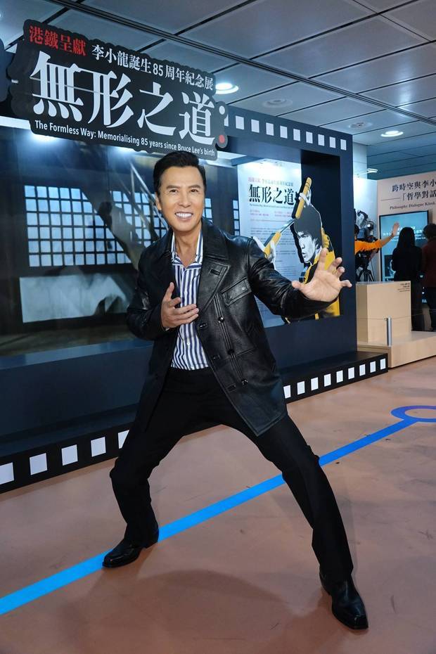 甄子丹称自己深受李小龙影响，儿时就模仿李小龙，后来在电影中饰演陈真也是为了向他致敬。他说：“希望年轻一代也能继续感受李小龙的伟大。”