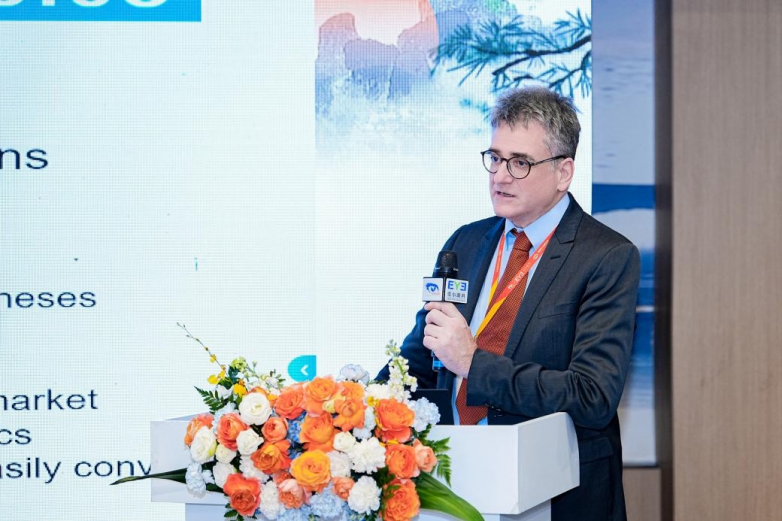 新加坡眼科研究所科学主任、杜克-新加坡国立大学医学院眼科学教授 Leopold Schmetterer现场发言