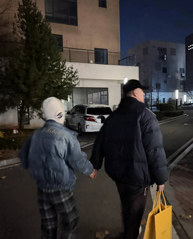 夫妻俩的背影好甜。