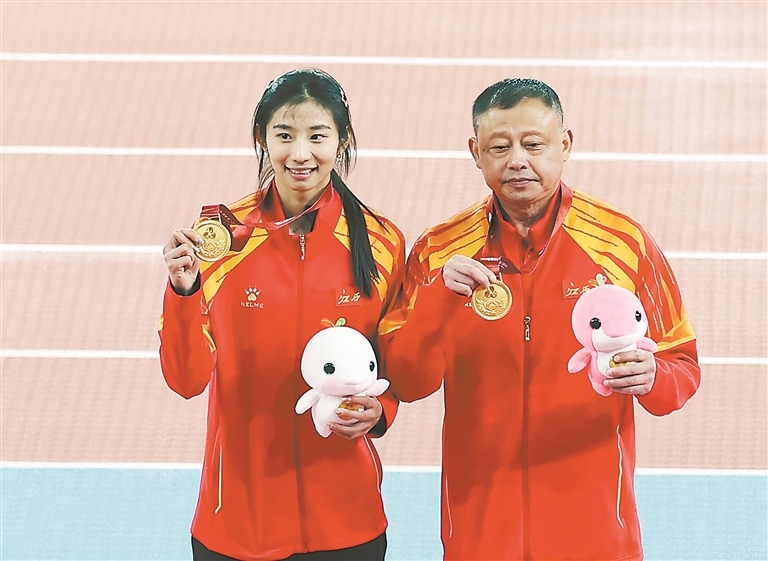 11月18日,女子撑杆跳高冠军危菱侠与教练应辉站上最高领奖台。