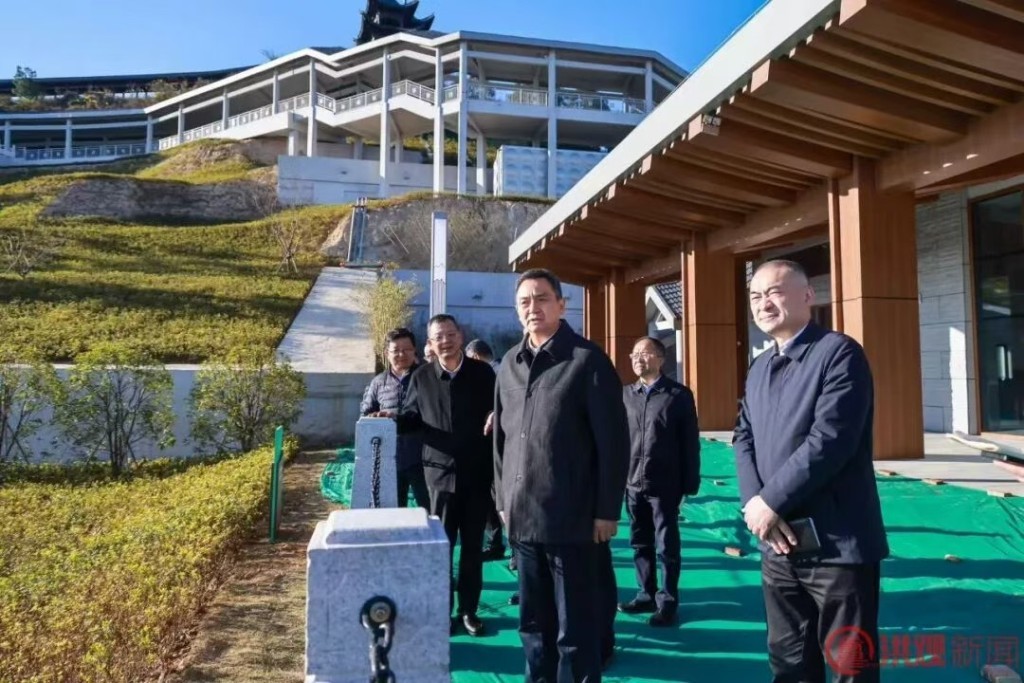 11月19日,江西省委常委、南昌市委书记、赣江新区党工委书记李红军调研梅岭云端景区索道的开通准备工作。洪观新闻 图