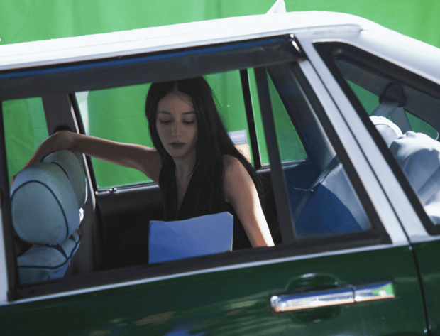 迪丽热巴在车内专心工作。