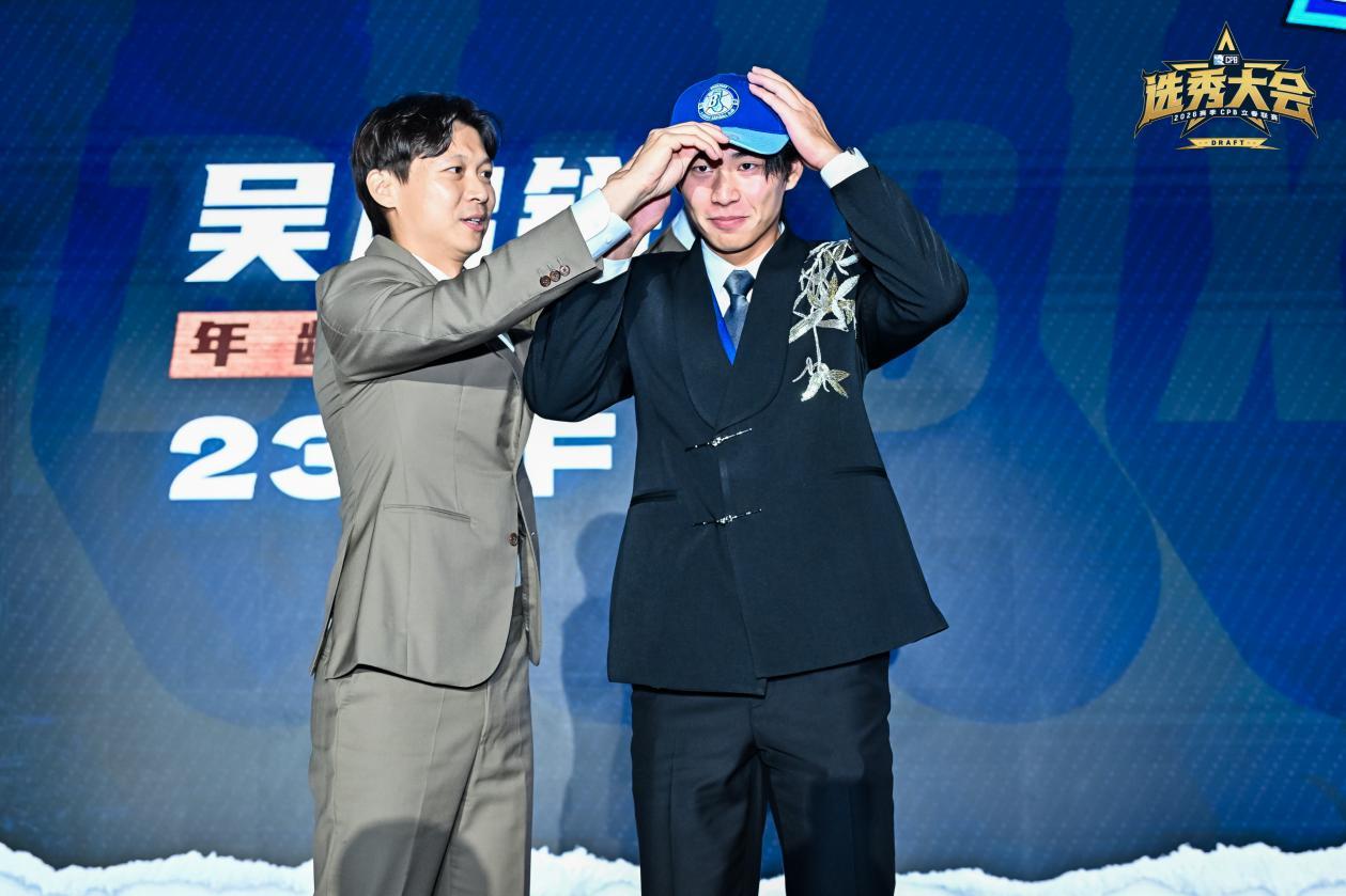 深圳蓝袜队用超级轮第一轮选择了广东球手吴启锐