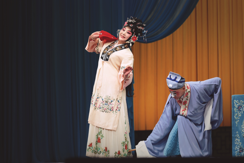 梁谷音和严庆谷以昆剧《借茶》开场