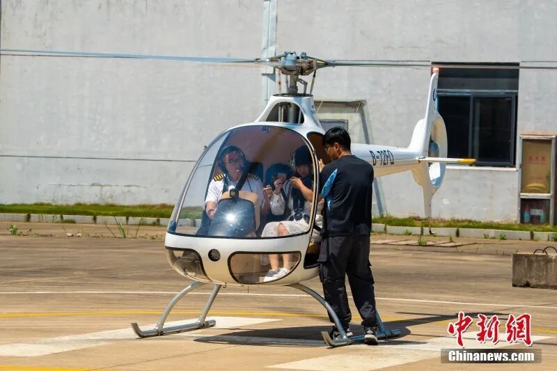 游客乘坐直升机观光游览。蔡翀 摄