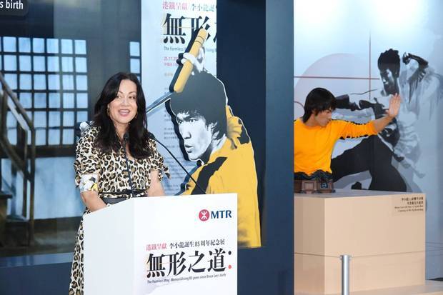 搜狐娱乐讯（视觉中国/图）2025年11月24日，李小龙女儿李香凝出席李小龙诞辰85周年纪念展“无形之道”，甄子丹到场助阵。