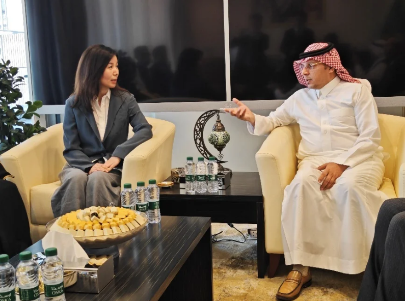 Abdulehaman Al-Omari(中)与凤凰网团队会谈。