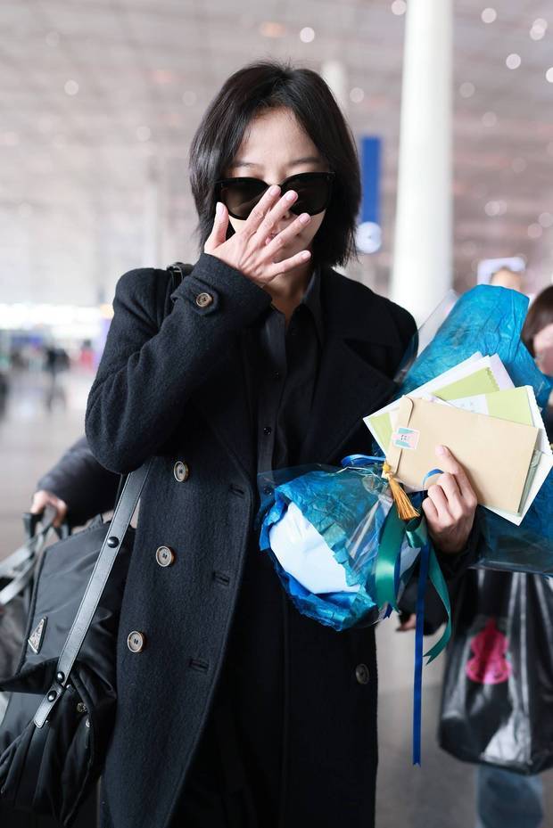 搜狐娱乐讯 （视觉中国/图）2025年11月23日，王珞丹现身北京首都机场。当天她穿着一套黑色大衣，手捧鲜花又酷又飒。