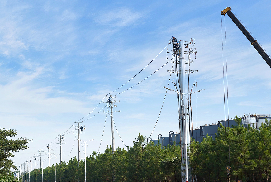 8月24日,国网樟树市供电公司施工人员正在大桥街道办事处盐化基地新建盐化基地单杠四回线路。(龚可欣 摄)