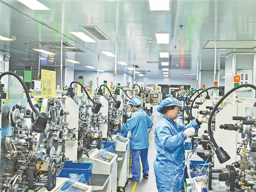 11月24日,位于宜春经开区的六和电子(江西)有限公司数字化卷绕车间忙碌景象。本报全媒体记者 邹海斌摄