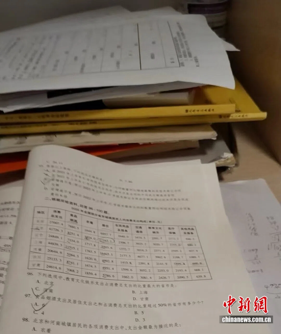 张悦的考公考编资料。受访者供图