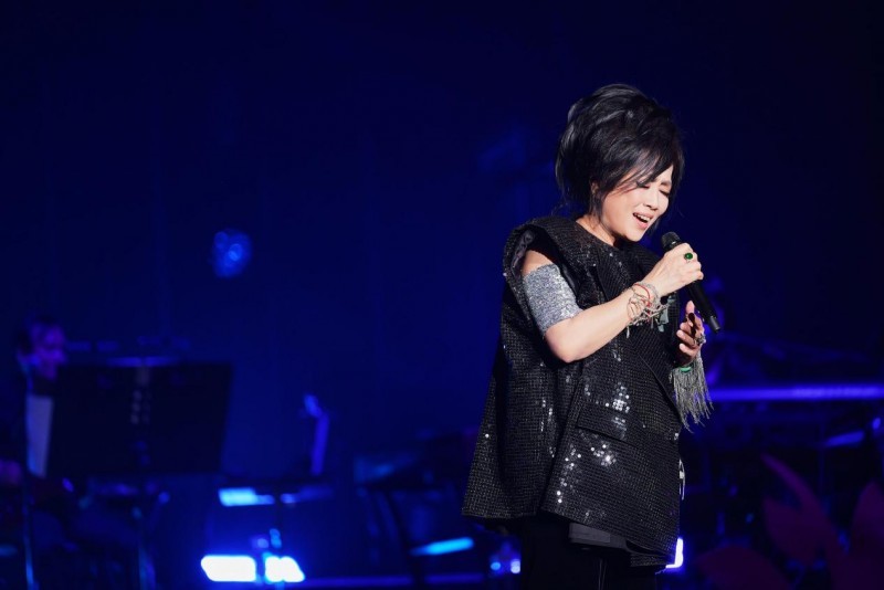 齐豫“风采依旧·在”北京演唱会真挚开演,绝美天籁吟唱艺术盛宴(图5) 齐豫“风采依旧·在”北京演唱会真挚开演,绝美天籁吟唱艺术盛宴(图5)