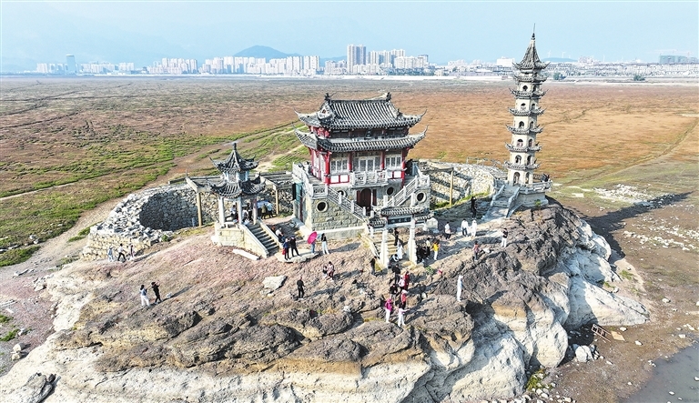 鄱阳湖落星墩“水落石出”引客来（图）