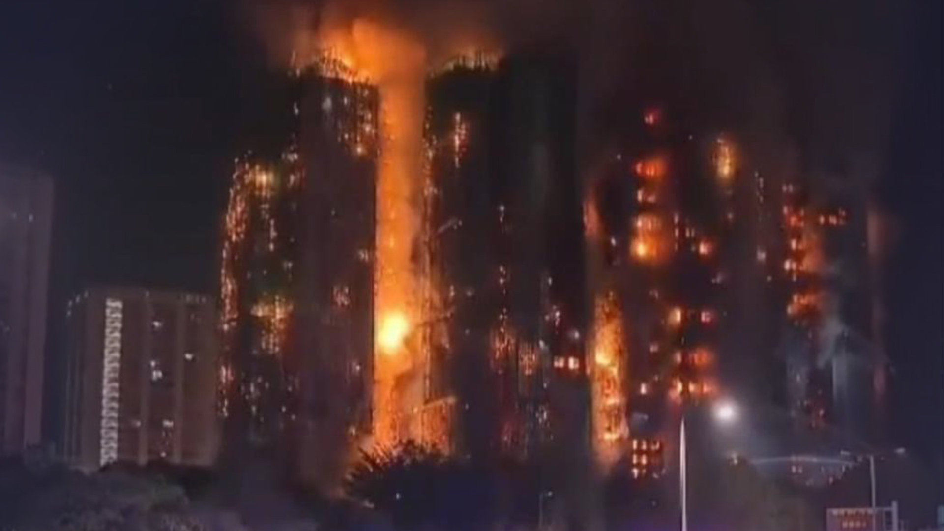 香港一高楼陷入火海，火势蔓延至周围多栋大楼，一名消防员在内4人死亡