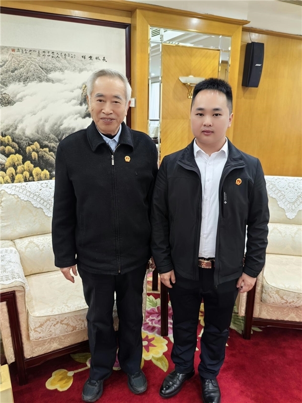 青年导演薛胜林与装备技术指挥学院原副院长贺茂之少将合影照片