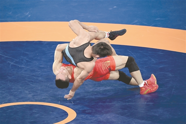 11月12日,摔跤男子古典式67公斤级决赛中,黎磊(红色赛服)发挥出色,勇夺金牌。这是本届全运会开幕式后,江西省体育代表团收获的首枚金牌。