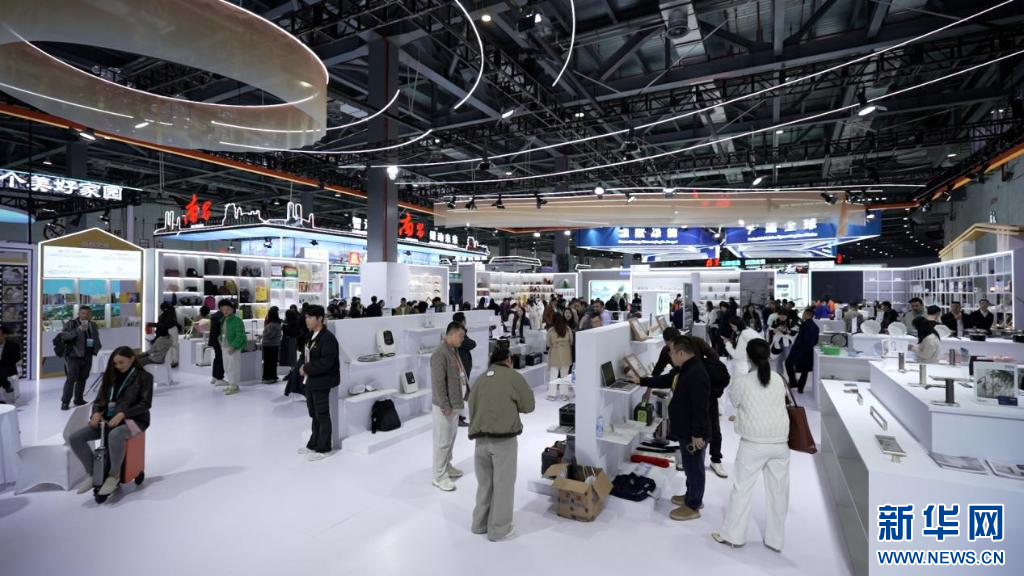 来自世界各地的采购商正在挑选心仪的商品。新华网 发