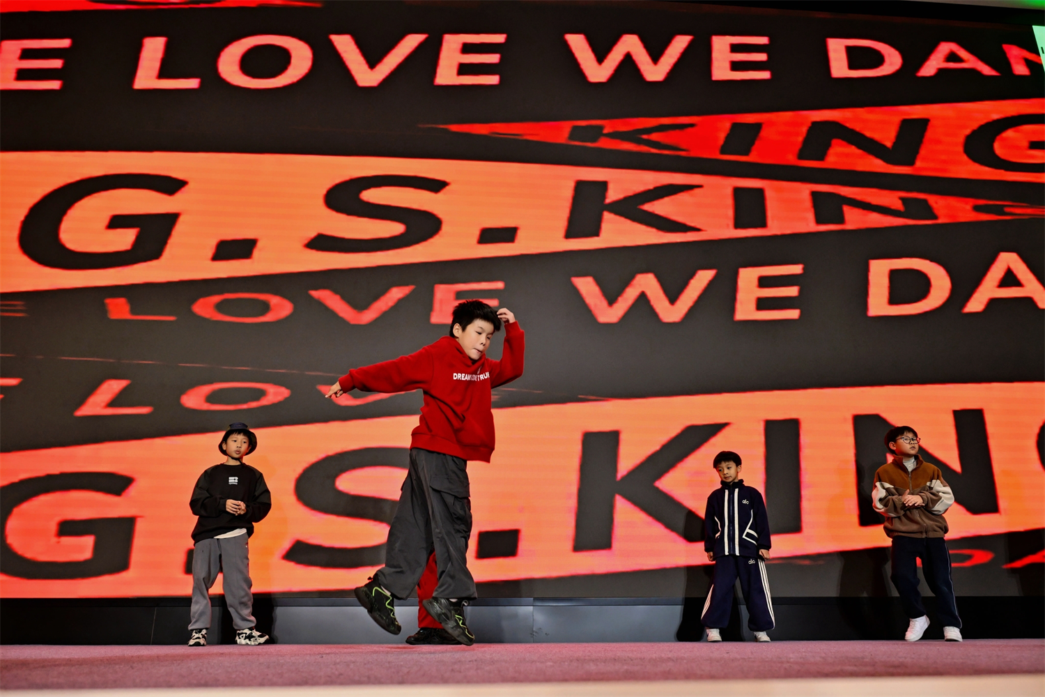 七朵祥云绘盛景!近7000观众赴弥博之夜