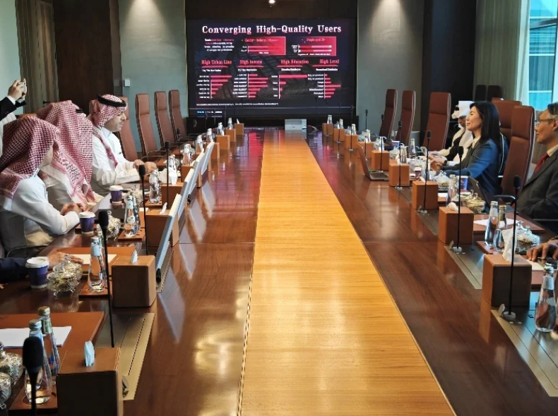 池小燕向沙特旅游部介绍凤凰网情况。