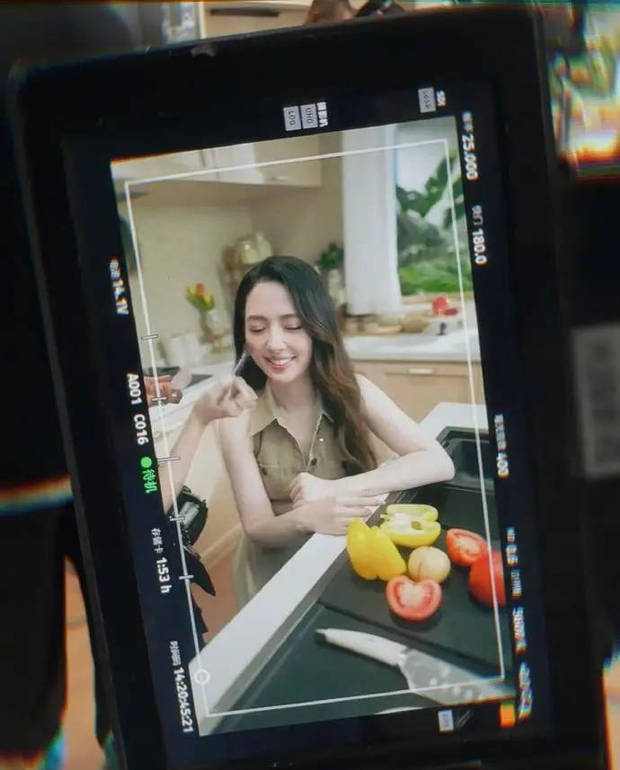 搜狐娱乐讯 近日,郭碧婷晒出了自己的美照,图中,她正在工作化妆,非常认真。