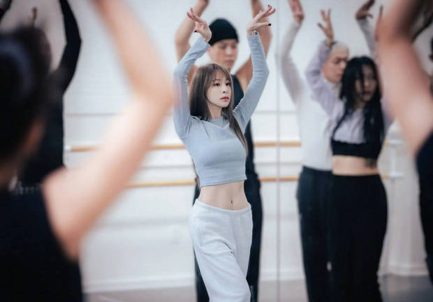 搜狐娱乐讯 23日，王心凌在社交平台上晒出一组舞蹈排练照，她身穿紧身露腰上衣大方秀好身材，腹肌马甲线吸睛！