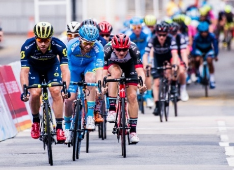 图:参赛选手骑行中