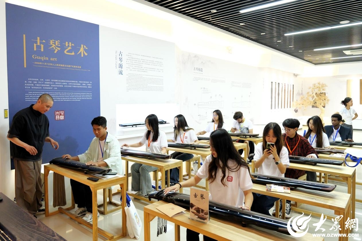 学生在学习古琴技艺