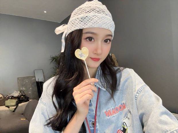 搜狐娱乐讯 24日，关晓彤在社交平台上晒出一组自拍美照，并配文称：“嘿～来颗糖吧。”照片中，她手拿爱心棒棒糖拍照，面露温柔笑容，妆容粉嫩养眼，秒变甜妹儿！