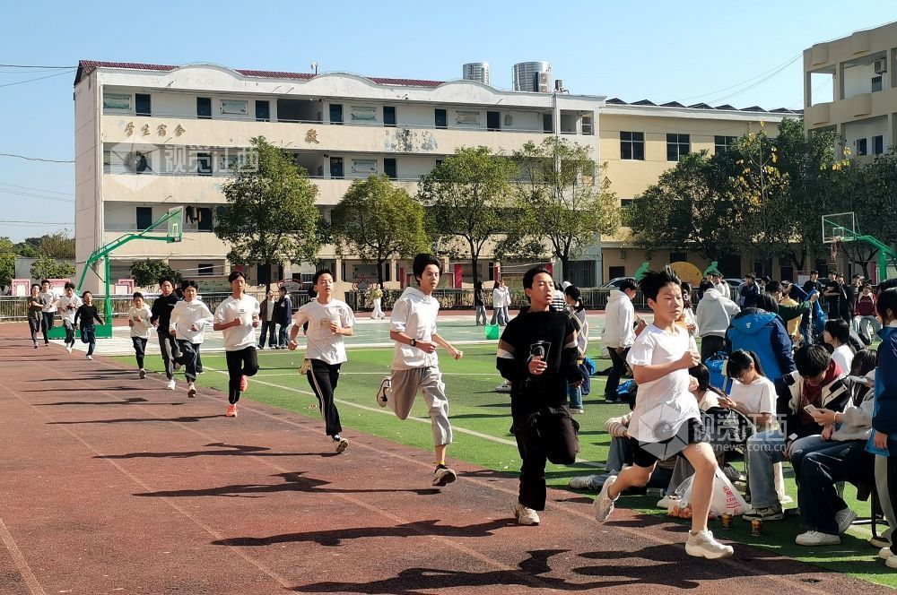 2025年11月21日，江西省抚州市南丰县市山中学举办校园田径运动会，学生正在奋力拼搏，享受运动带来的乐趣。