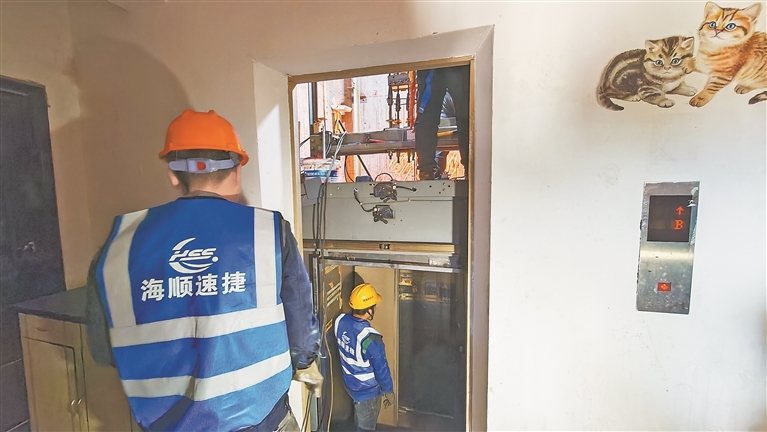 施工人员在更换老旧电梯。本报全媒体记者 陈 璋摄