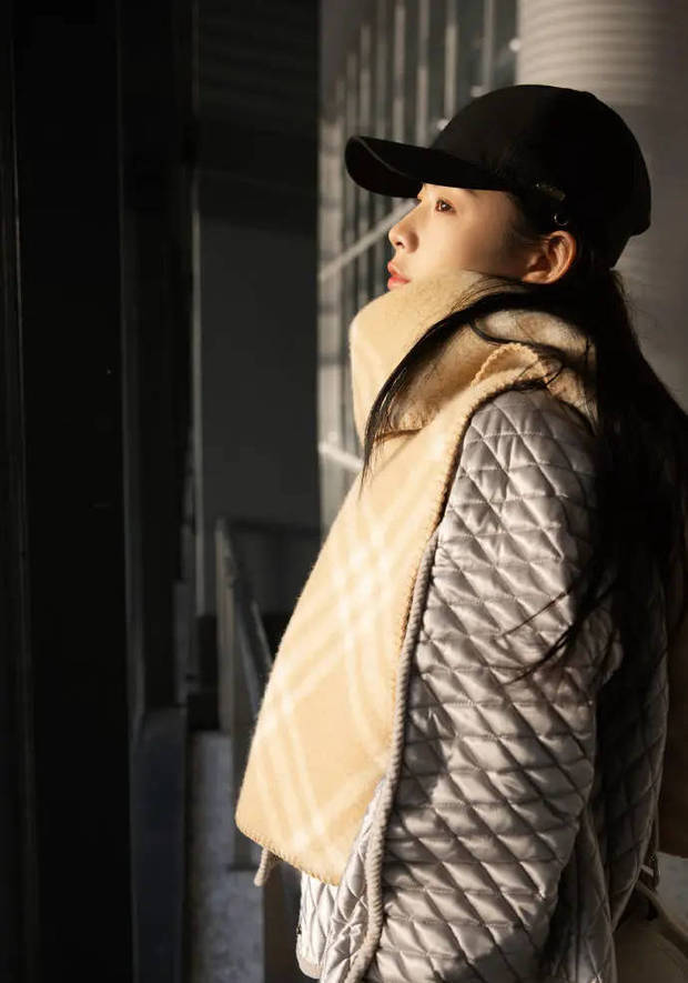 这一套穿着展现温暖英伦冬日格调。