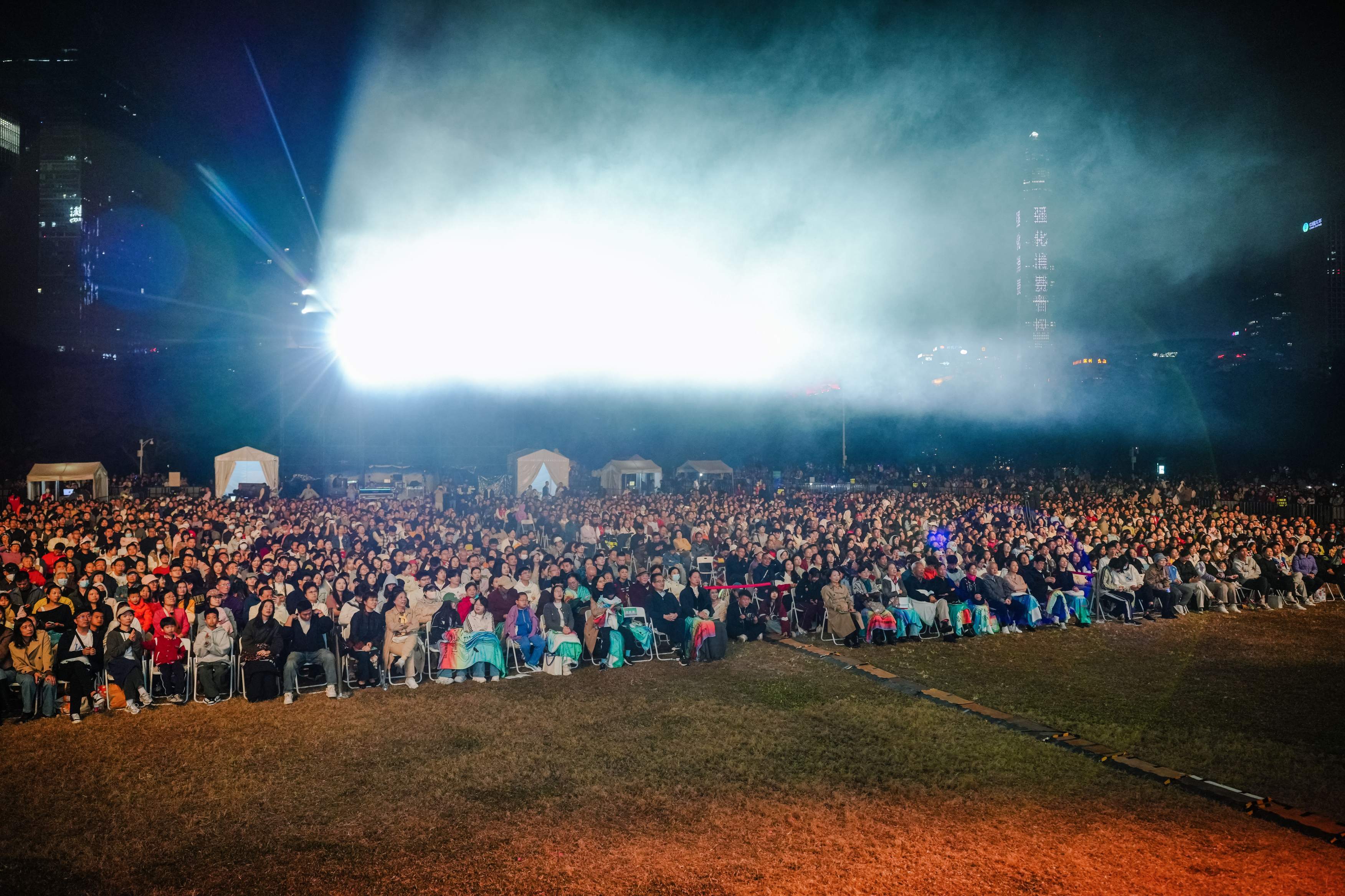 2025莲花山音乐节首日吸引上万市民现场参与，约250万市民线上同步观看