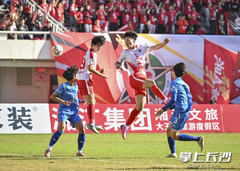 李章毓(右二)本场比赛梅开二度,成为球队最大功臣。 均为长沙晚报全媒体记者余劭劼摄