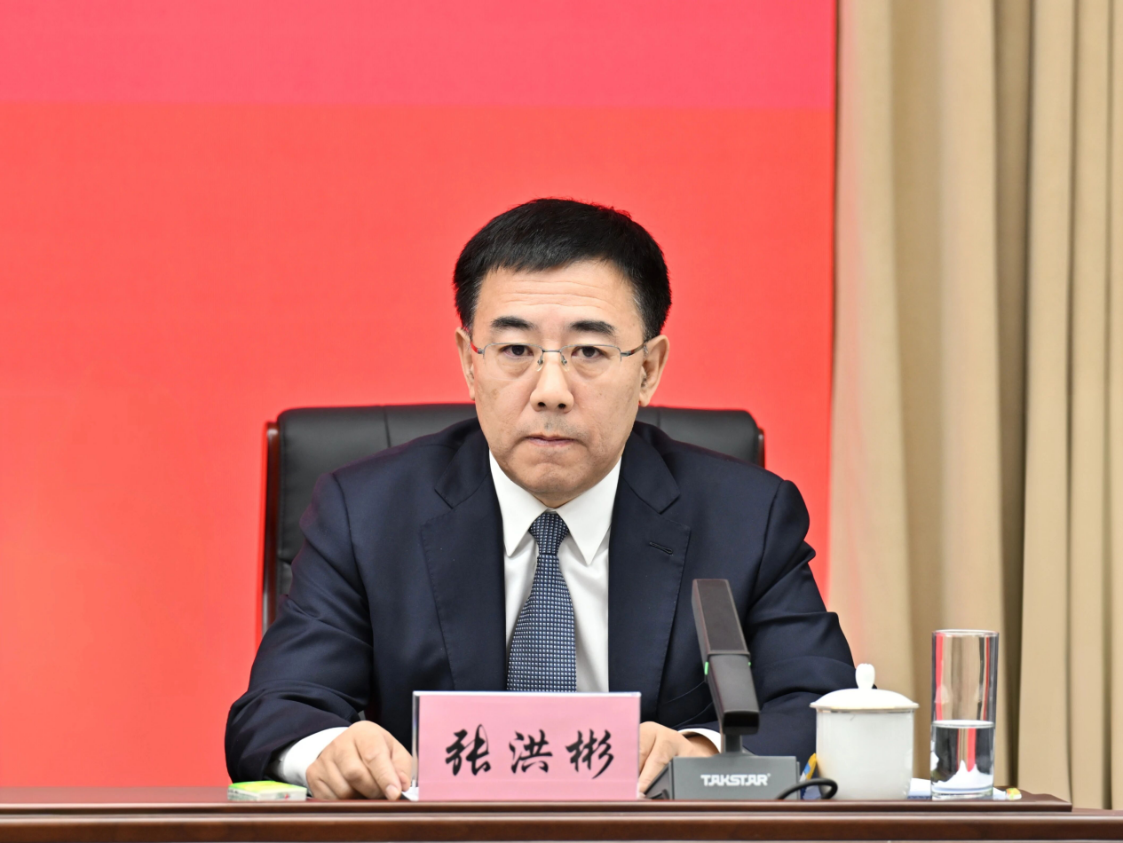 吉林省教育厅厅长张洪彬介绍情况。图片来源：吉林发布