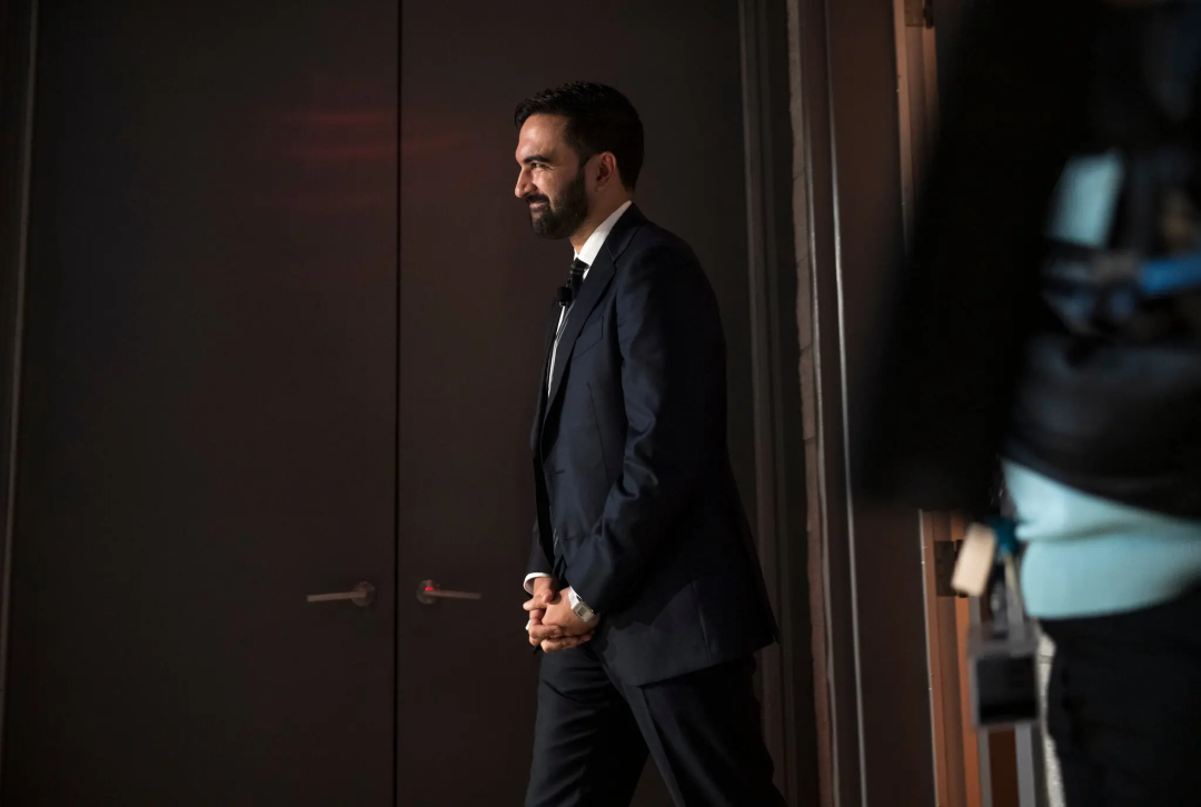 ▎马姆达尼在准备电视采访。图源:The New York Times