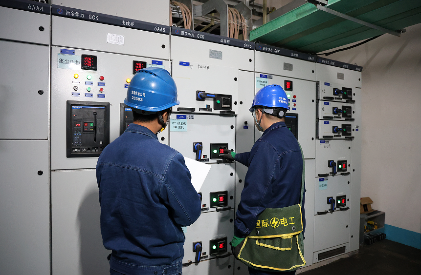 11月13日,国网赣州市南康区供电公司员工到江西低空经济产业园的江西丰羽顺途科技有限公司排查用电设备安全隐患。