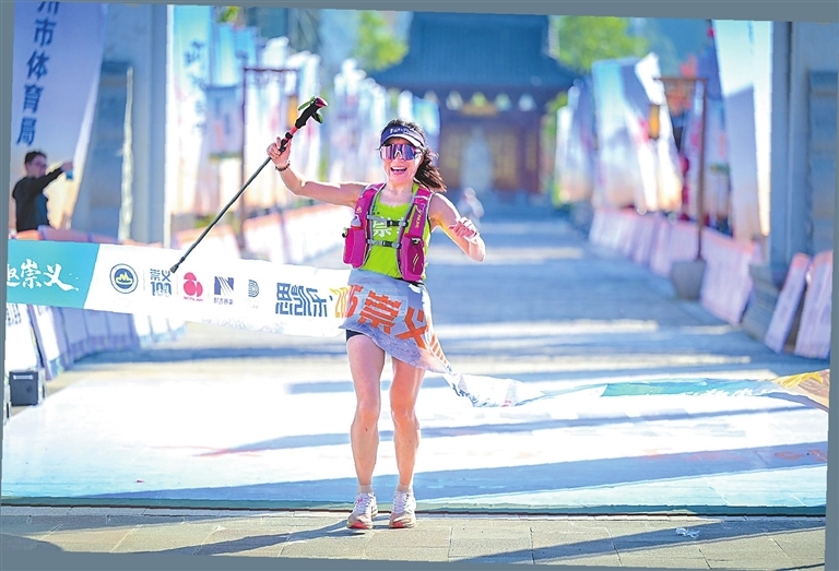 冲过终点线瞬间。