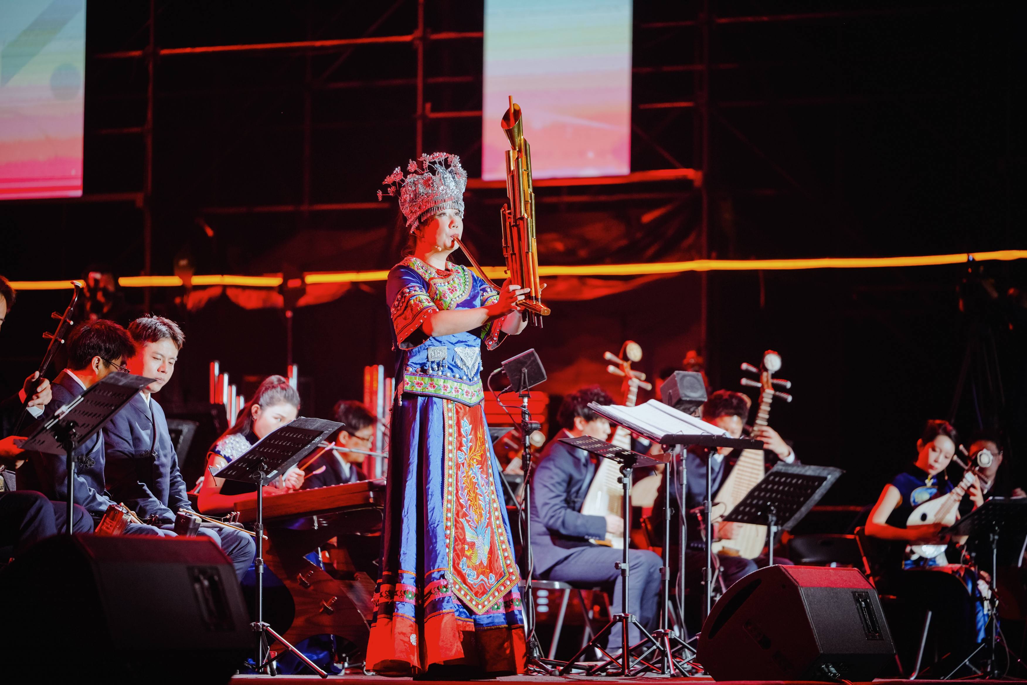 2025莲花山音乐节首日吸引上万市民现场参与，约250万市民线上同步观看