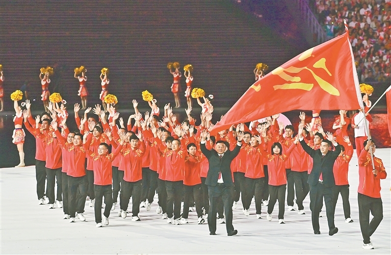 11月9日,第十五届全国运动会在广东奥林匹克体育中心正式拉开帷幕,江西省体育代表团精神抖擞地步入会场。