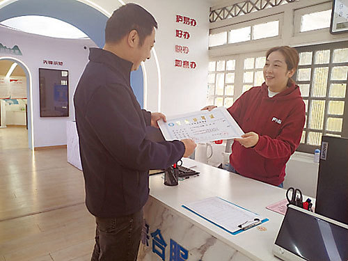 庐山市一商户顺利拿到卫生许可证。