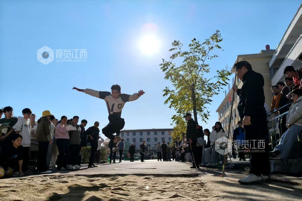 2025年11月21日，江西省抚州市南丰县市山中学举办校园田径运动会，学生正在奋力拼搏，享受运动带来的乐趣。