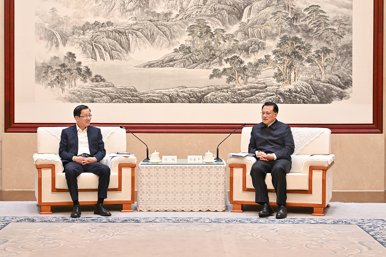 ▲11月26日下午，市委书记袁家军会见文化和旅游部副部长、国家文物局局长饶权。记者 刘力 摄/视觉重庆