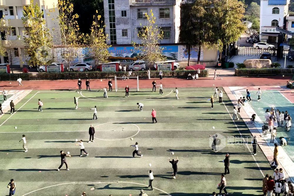 2025年11月21日，江西省抚州市南丰县市山中学举办校园田径运动会，学生正在奋力拼搏，享受运动带来的乐趣。