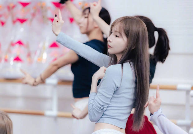 王心凌一头长发及腰，女神范儿十足。