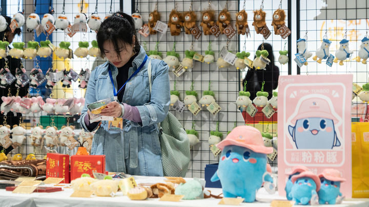 11月15日拍摄的“知音湖北 礼遇知音”百种湖北特色旅游商品甄选推介活动现场。新华社记者熊翔鹤 摄