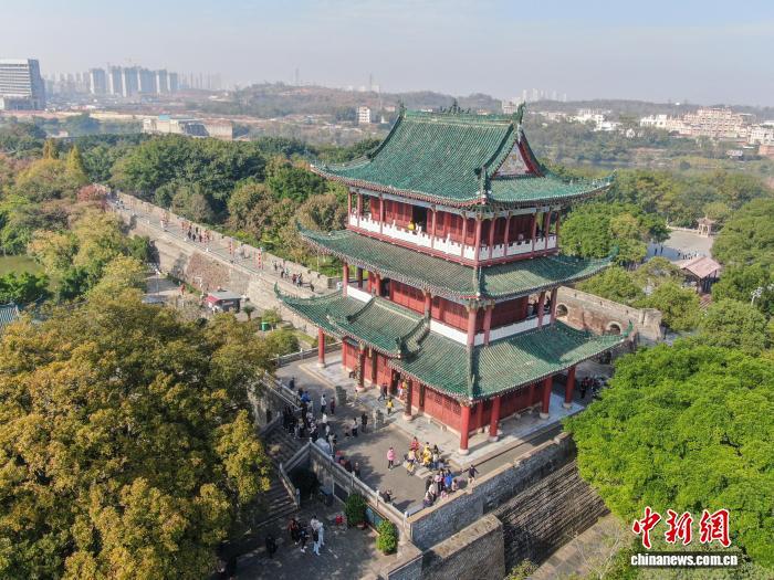 11月23日，江西赣州，民众在宋代古城墙的八境台上观光游玩。当日天气晴好，不少民众来到赣州老城区的宋代古城墙观光游玩，享受周末悠闲时光。赣州古城墙是中国至今保留最完整的宋代砖城墙，现存城墙全长约3.6千米，有八境台、涌金门、建春门等城门和炮城，同时也是全国重点文物保护单位。（无人机照片）中新社记者 刘力鑫 摄